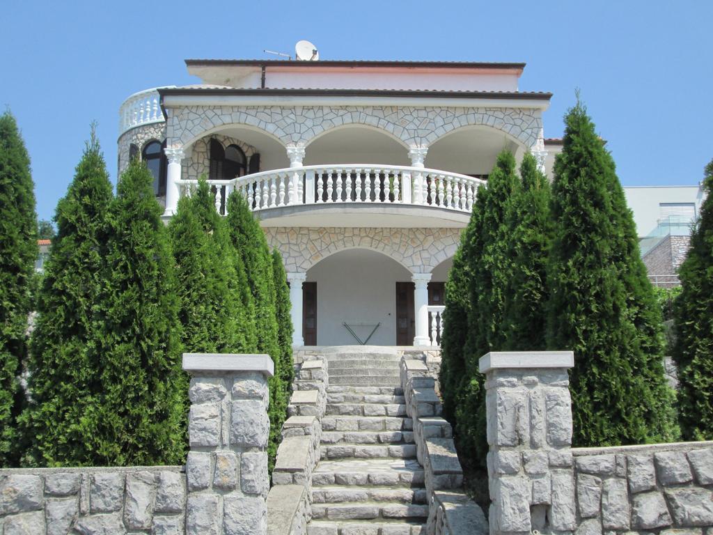 Apartments Villa Sandra Opatija Luaran gambar